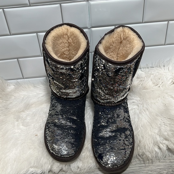 UGG Women's Classic Short Blue Silver Sequin Boots Booties Size 6 Sheepskin Fur - Picture 2 of 11